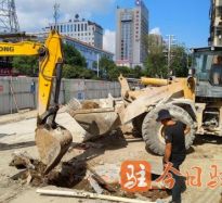 操操操屄高温下的坚守｜道路建设者用汗水铺就畅通路